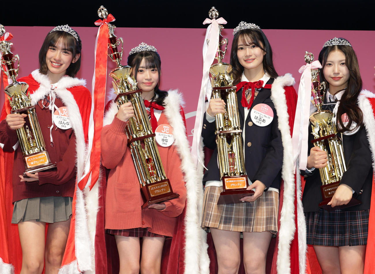 女子中高生ミスコン各賞受賞者。左から女子中学生ミスコン準グランプリのはんなさん、グランプリのゆなさん、女子高生ミスコングランプリのはるあさん、準グランプリのじゅりさん（撮影・中島郁夫）