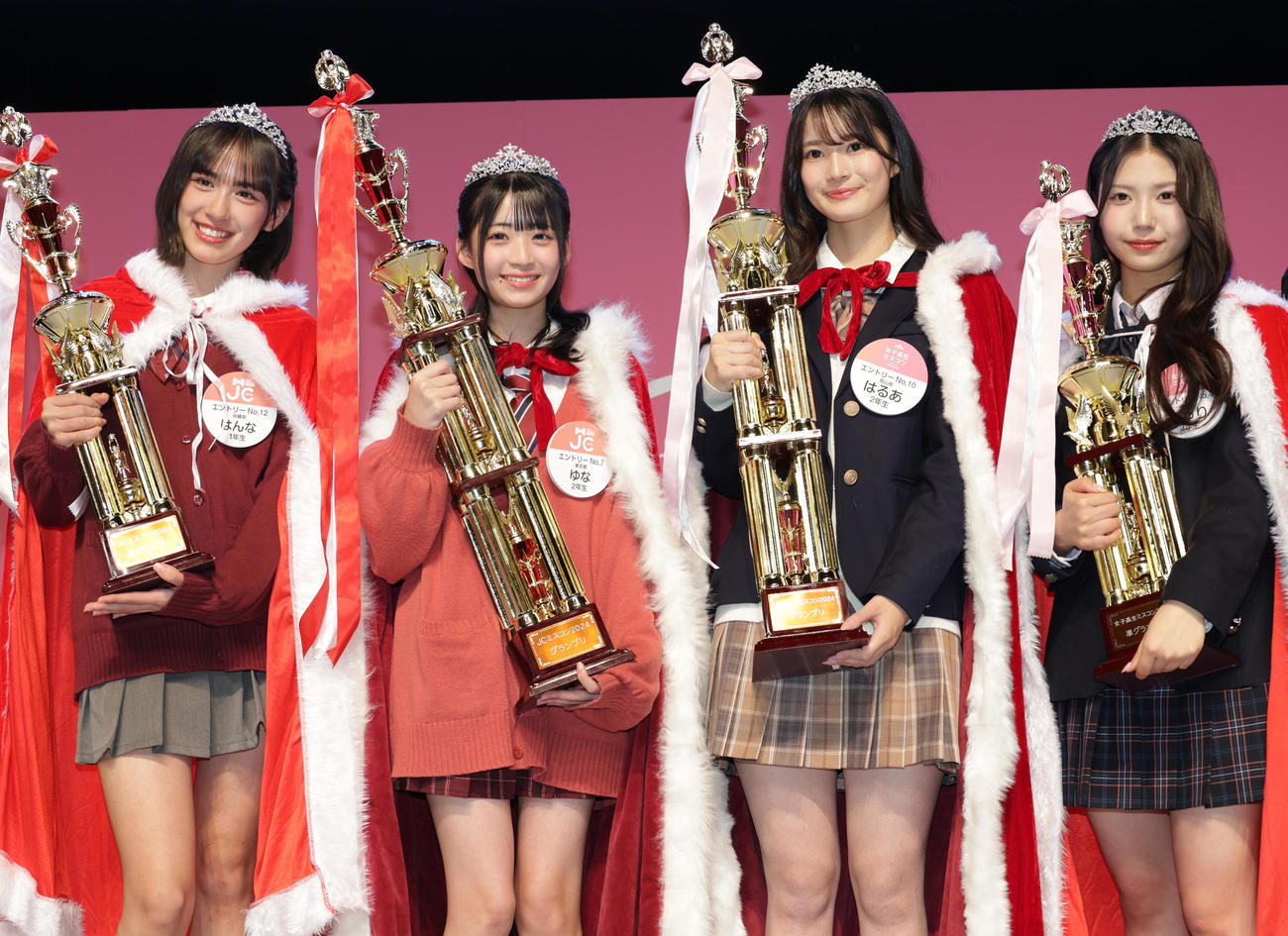 女子中高生ミスコン各賞受賞者。左から女子中学生ミスコン準グランプリのはんなさん、グランプリのゆなさん、女子高生ミスコングランプリのはるあさん、準グランプリのじゅりさん（撮影・中島郁夫）