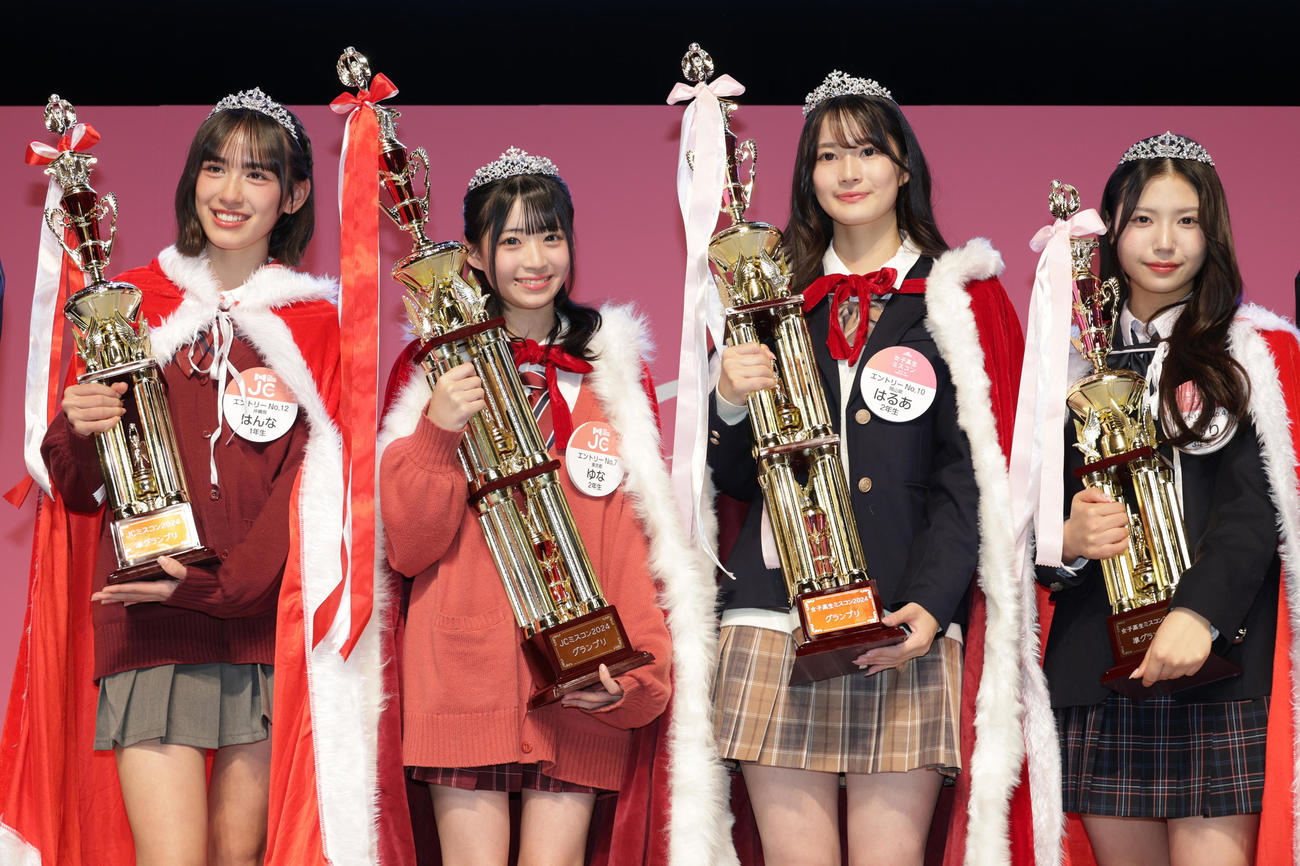 女子中高生ミスコン各賞受賞者。左から女子中学生ミスコン準グランプリのはんなさん、グランプリのゆなさん、女子高生ミスコングランプリのはるあさん、準グランプリのじゅりさん（撮影・中島郁夫）