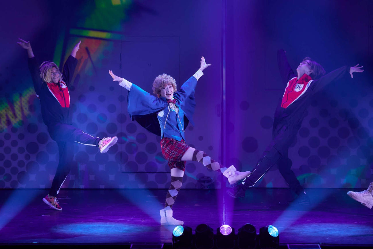 舞台「クリス、いってきマス！！！」に出演する生駒里奈（中央）（写真：飯野高拓・角田大樹）