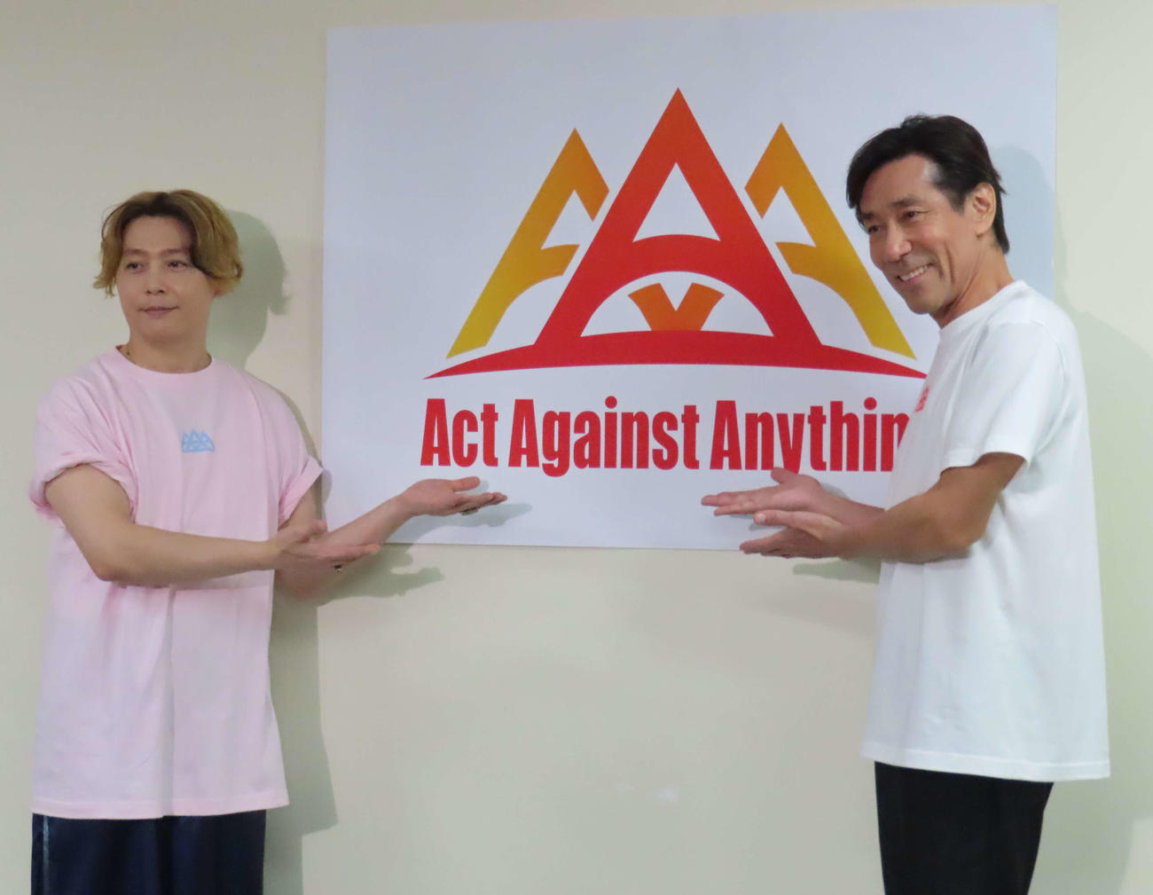 「Act Against Anything VOL．3『THE VARIETY 29』」の取材に応じた．ENDRECHERI．（左＝堂本剛）、岸谷五朗