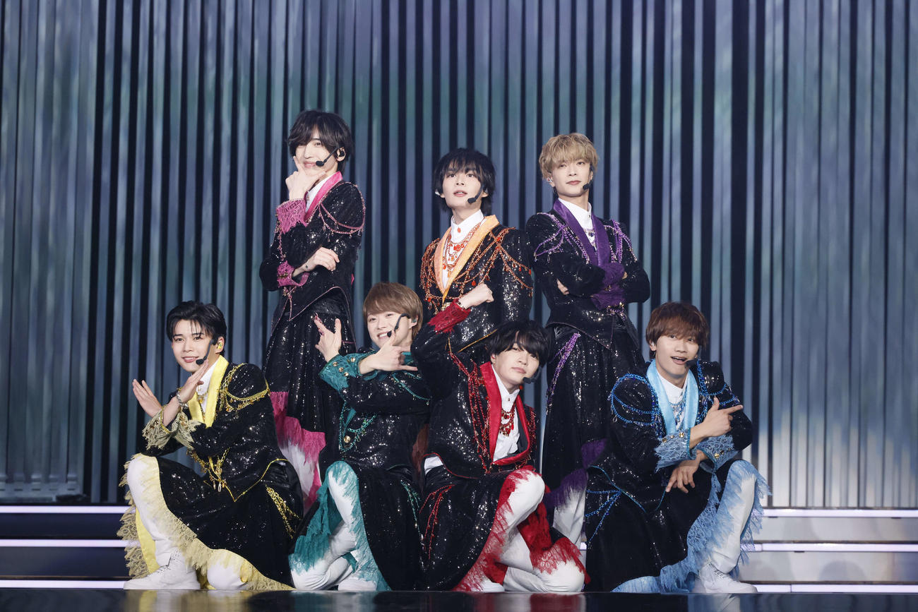 パフォーマンスするなにわ男子、下段左から長尾謙杜、大橋和也、西畑大吾、藤原丈一郎、上段左から道枝駿佑、大西流星、高橋恭平