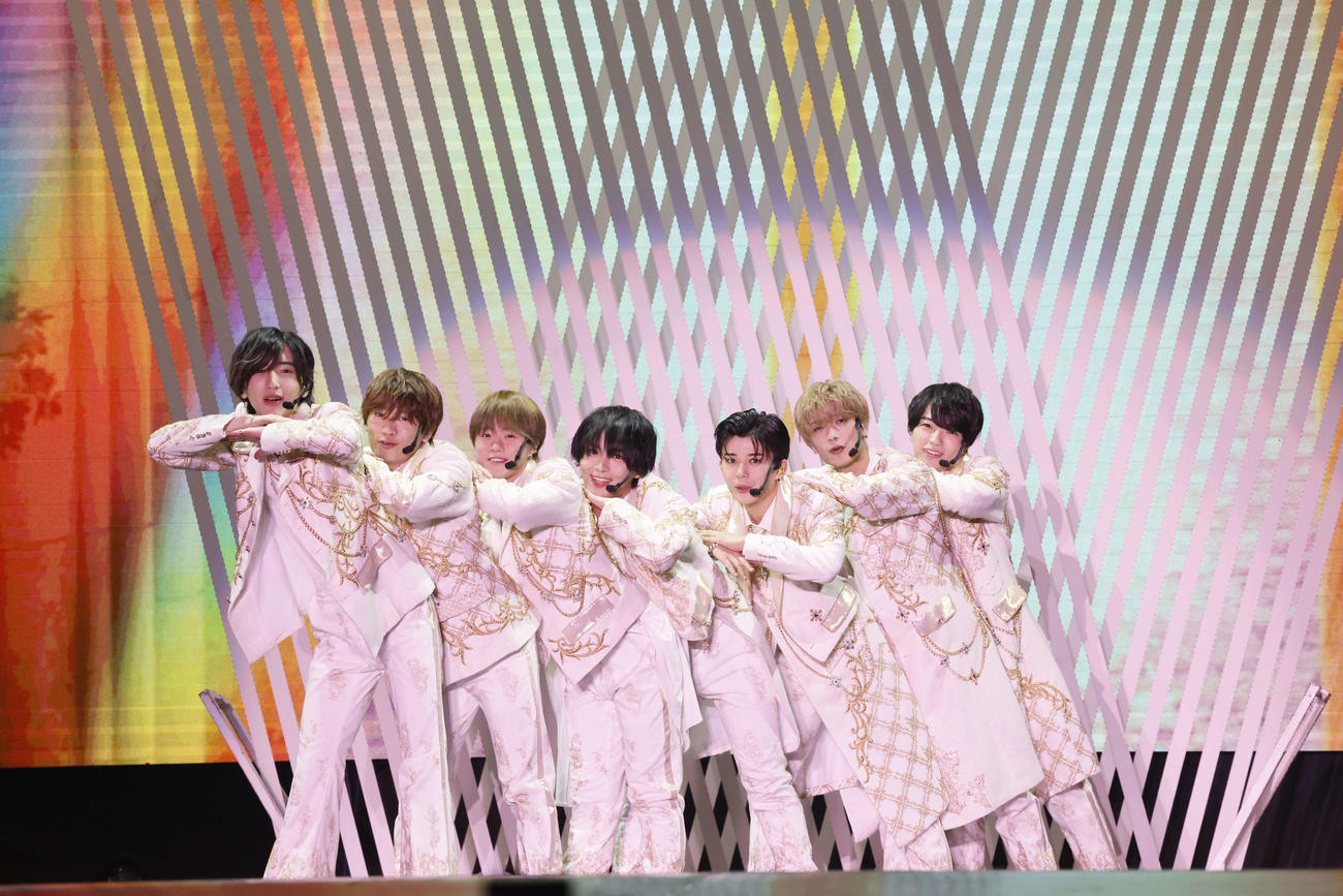 パフォーマンスする左から道枝駿佑、藤原丈一郎、大橋和也、大西流星、長尾謙杜、高橋恭平、西畑大吾