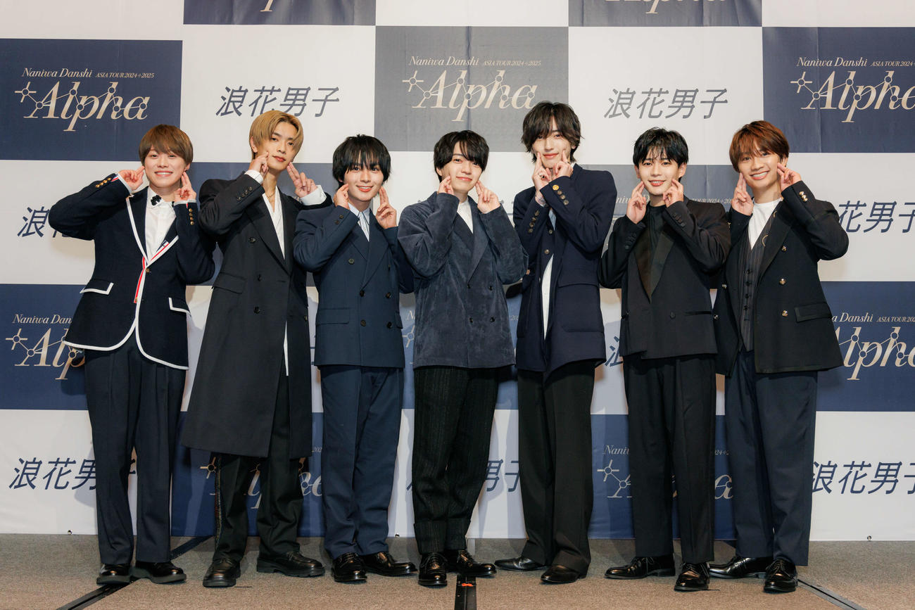 現地メディア向けの記者会見を行ったなにわ男子、左から大橋和也、高橋恭平、大西流星、西畑大吾、道枝駿佑、長尾謙杜、藤原丈一郎