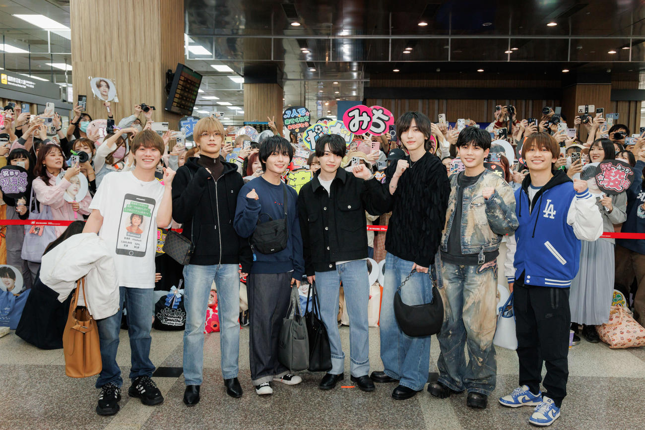 台湾・松山空港の到着ロビーで約600人のファンに迎えられたなにわ男子、左から大橋和也、高橋恭平、大西流星、西畑大吾、道枝駿佑、長尾謙杜、藤原丈一郎
