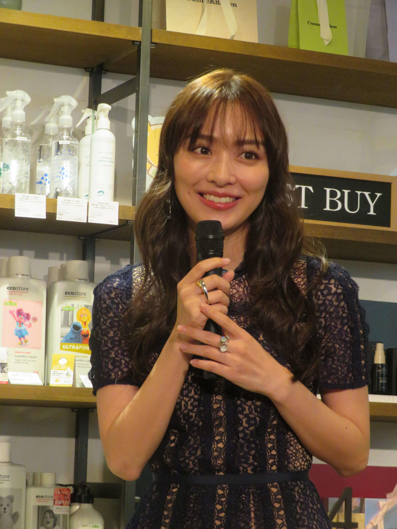 「RIO UCHIDA×SINN PURETE」発売記念イベントで笑みを浮かべる内田理央（撮影・村上幸将）