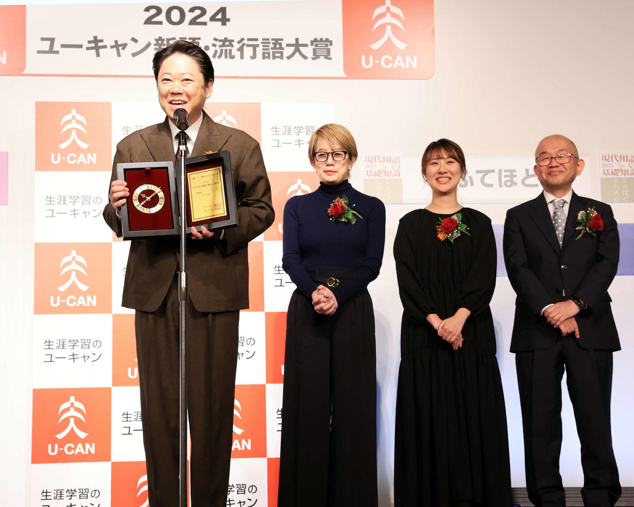 「2024ユーキャン新語・流行語大賞」表彰式　ドラマ「不適切にもほどあある！」の「ふてほど」で受賞しあいさつする阿部サダヲ（左）（撮影・浅見桂子）
