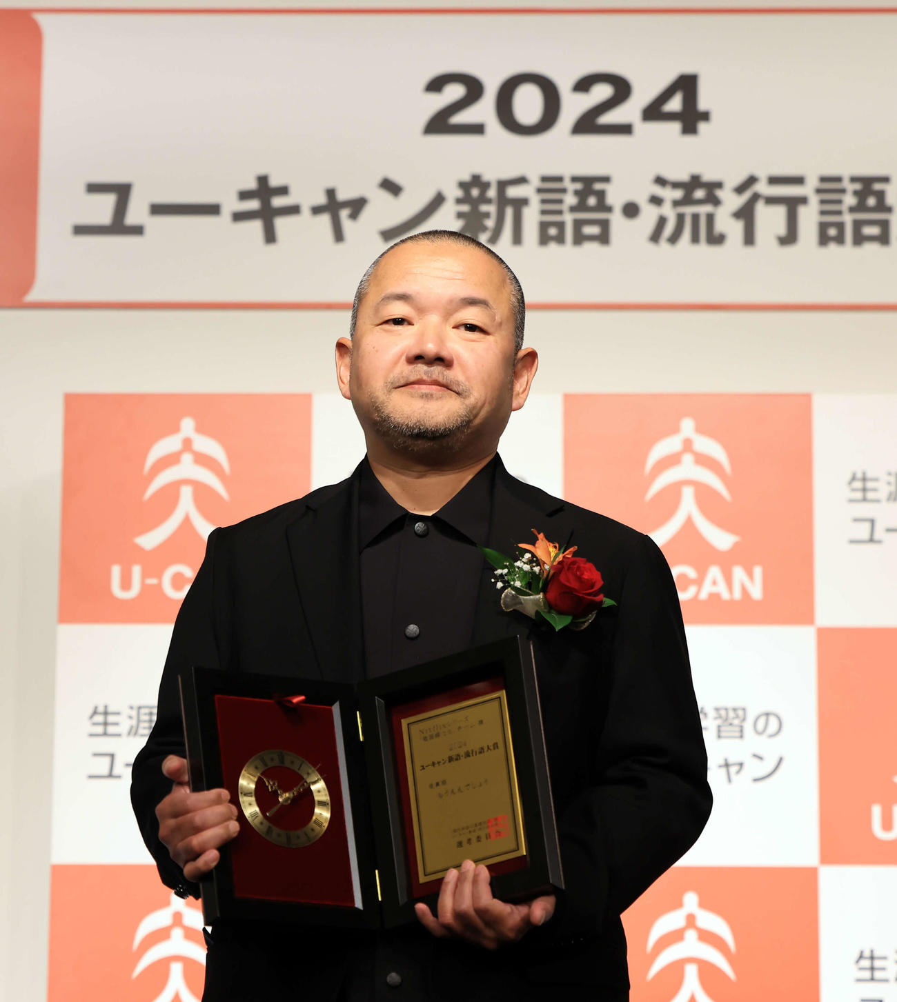 「2024ユーキャン新語・流行語大賞」表彰式　「もうええでしょう」で受賞し盾を受け取る大根仁監督（撮影・浅見桂子）