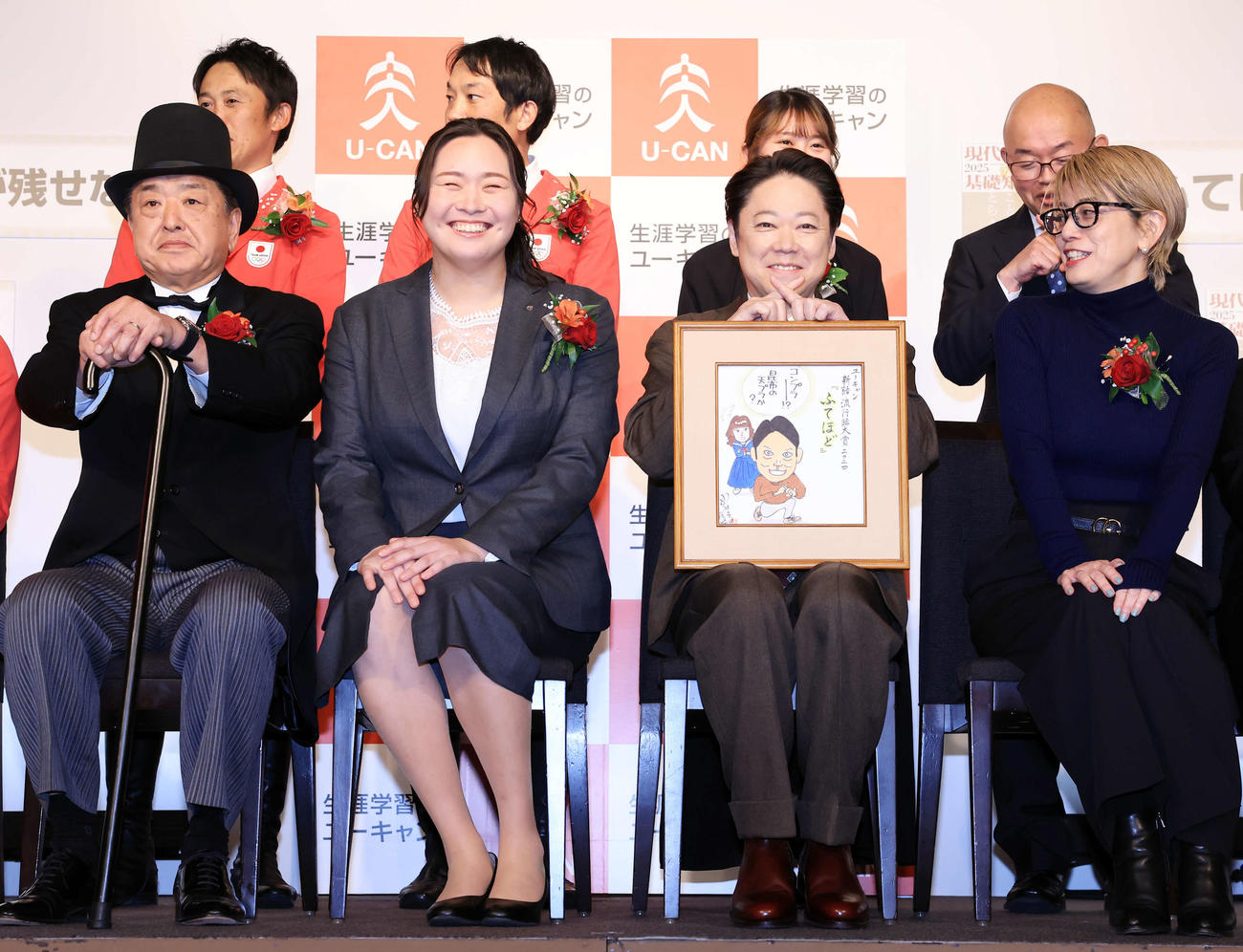 「2024ユーキャン新語・流行語大賞」表彰式で笑顔で記念撮影を待つ、前列左から小島進深谷市長、北口榛花、阿部サダヲ、磯山晶氏ら（撮影・浅見桂子）