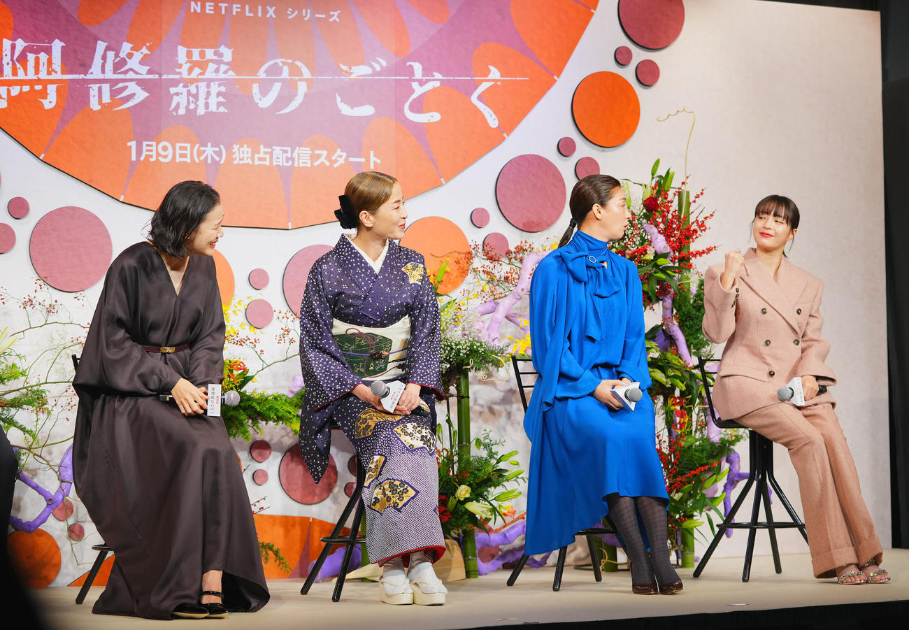 ネットフリックスシリーズ「阿修羅のごとく」完成報告会で是枝裕和監督からのビデオメッセージに得意げな広瀬すず（右）。左から蒼井優、宮沢りえ、尾野真千子（撮影・垰建太）