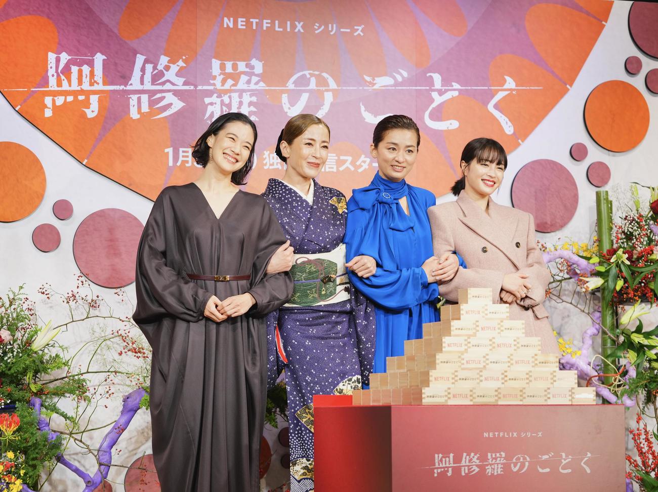 ネットフリックスシリーズ「阿修羅のごとく」完成報告会でフォトセッションを行う、左から蒼井優、宮沢りえ、尾野真千子、広瀬すず（撮影・垰建太）