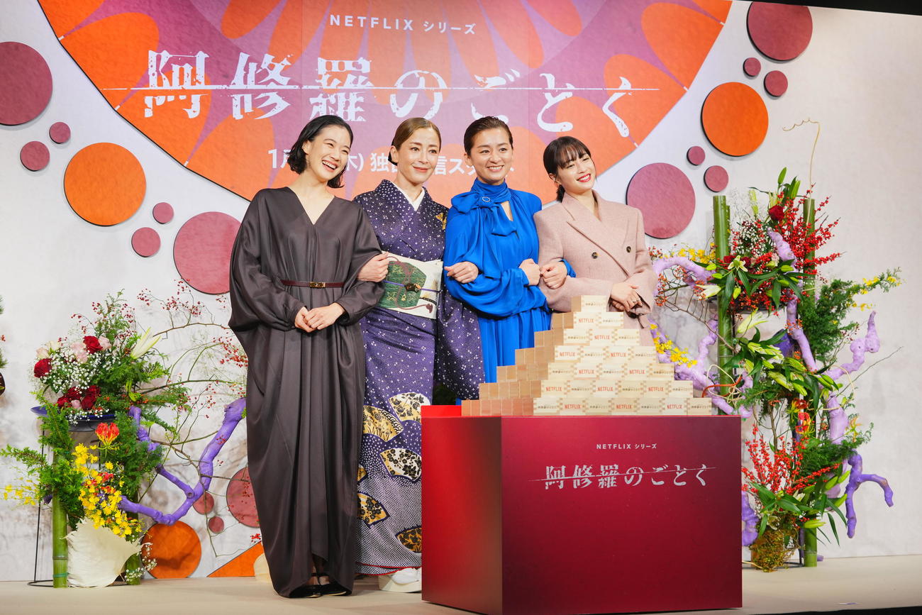 ネットフリックスシリーズ「阿修羅のごとく」完成報告会でフォトセッションを行う、左から蒼井優、宮沢りえ、尾野真千子、広瀬すず（撮影・垰建太）