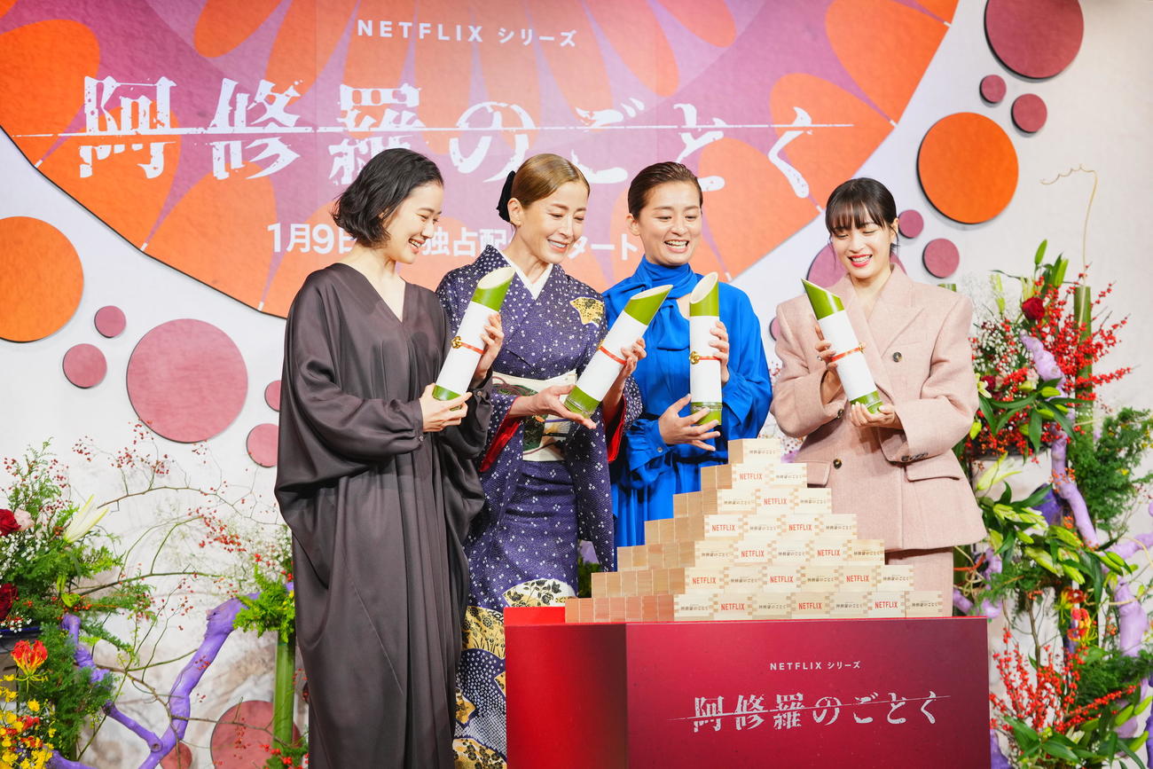 ネットフリックスシリーズ「阿修羅のごとく」完成報告会でフォトセッションを行う、左から蒼井優、宮沢りえ、尾野真千子、広瀬すず（撮影・垰建太）