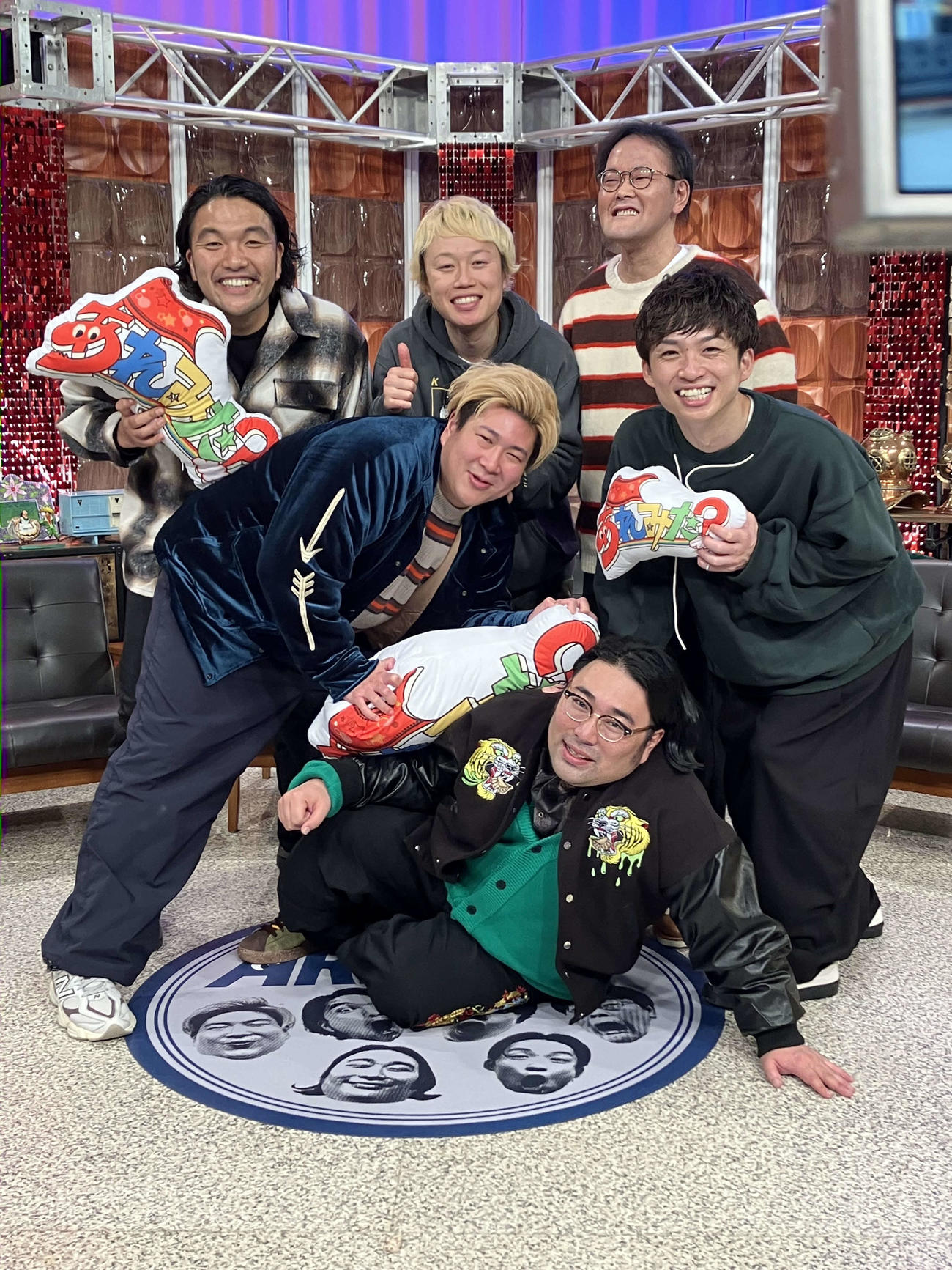 「あれみた？」年末特番の収録に参加した、前列左から）ビスケットブラザーズきん、原田泰雅、アインシュタイン河井ゆずる、後列左から）見取り図盛山晋太郎、リリー、アインシュタイン稲田直樹（撮影・阪口孝志）