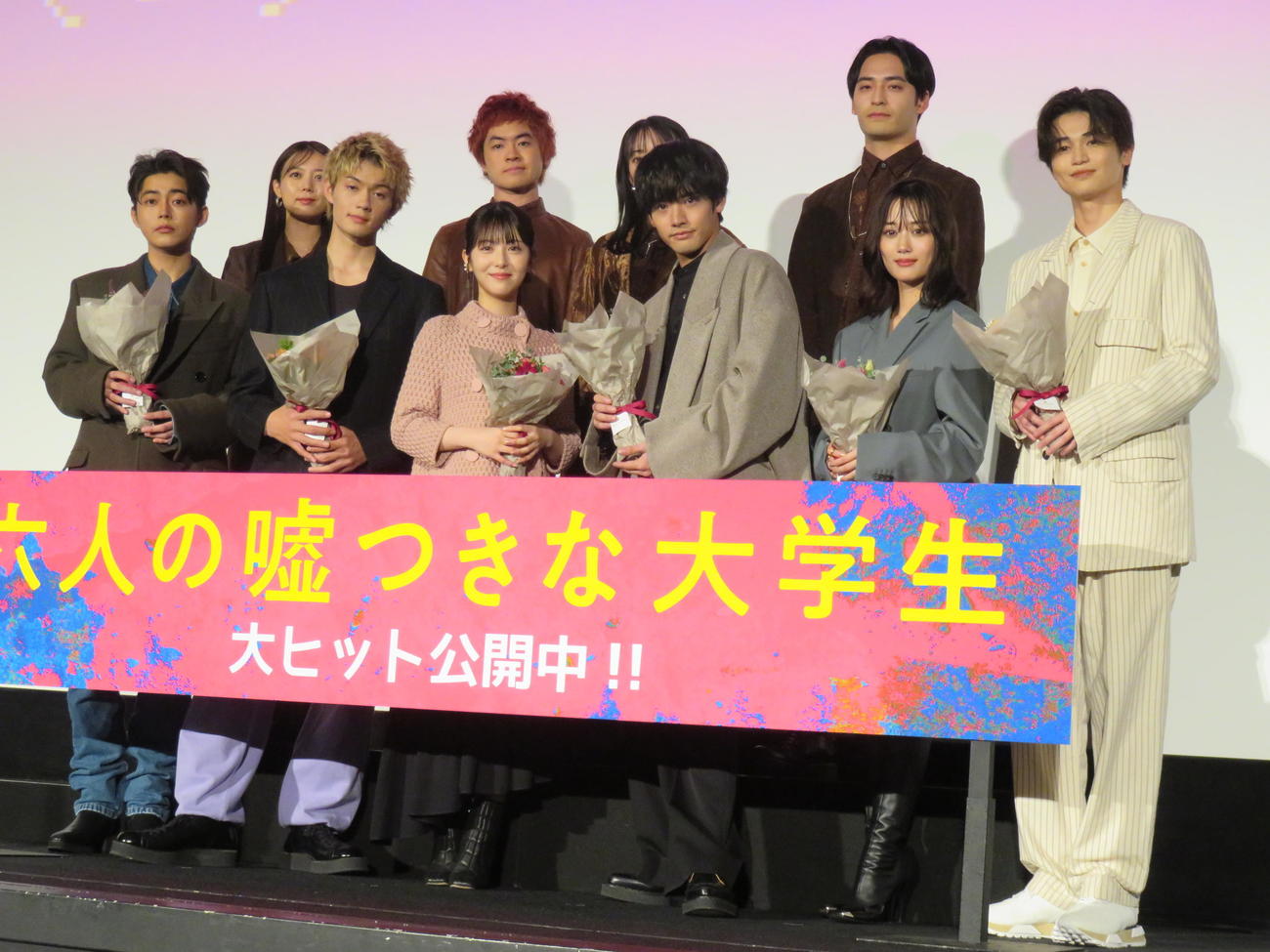 映画「六人の嘘つきな大学生」の大ヒット御礼舞台あいさつに登壇した浜辺美波（下段左から3人目）ら