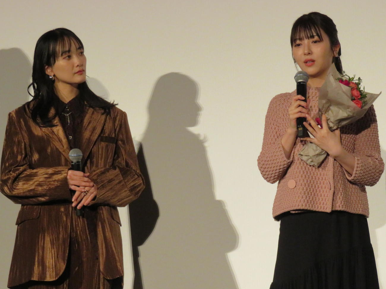 映画「六人の嘘つきな大学生」の大ヒット御礼舞台あいさつに登壇した浜辺美波（右）と、主題歌を担当した緑黄色社会の長屋晴子