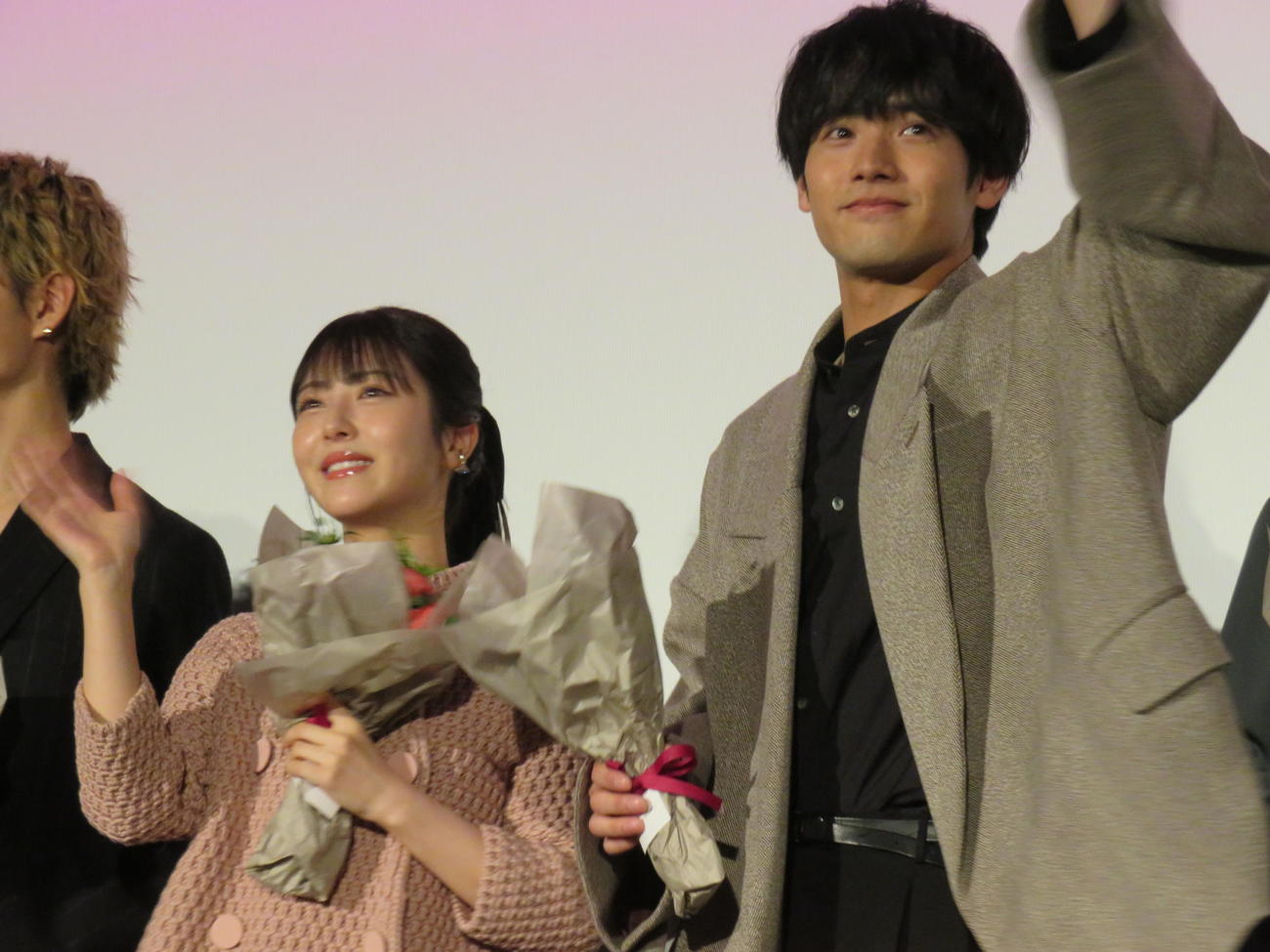 映画「六人の嘘つきな大学生」の大ヒット御礼舞台あいさつに登壇した浜辺美波（左）と赤楚衛二
