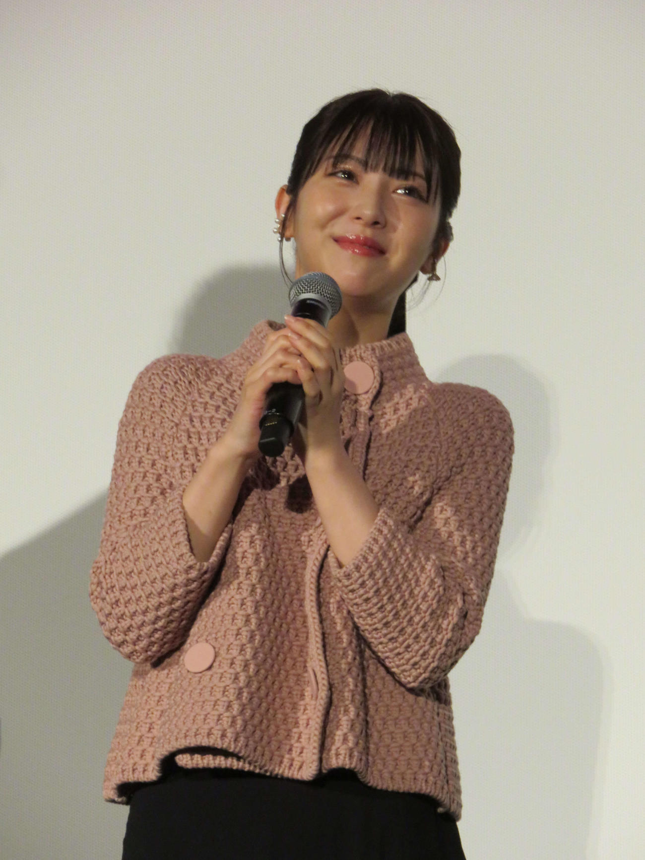 映画「六人の嘘つきな大学生」の大ヒット御礼舞台あいさつに登壇した浜辺美波