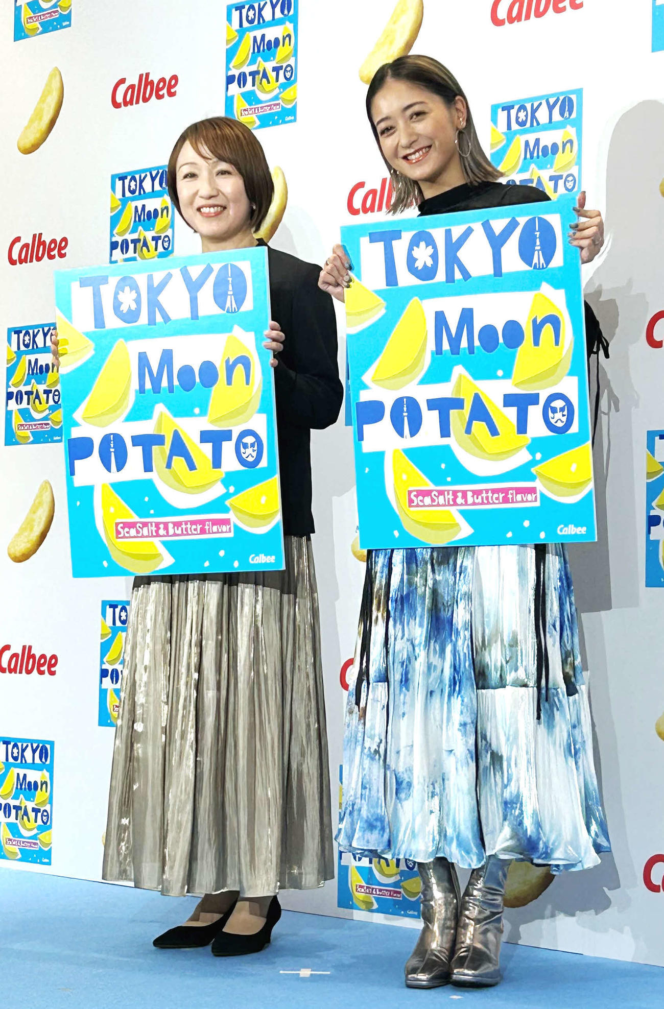 カルビーが新発売する東京ムーンポテトの発売記念PRイベントに出席した池田美優（右）