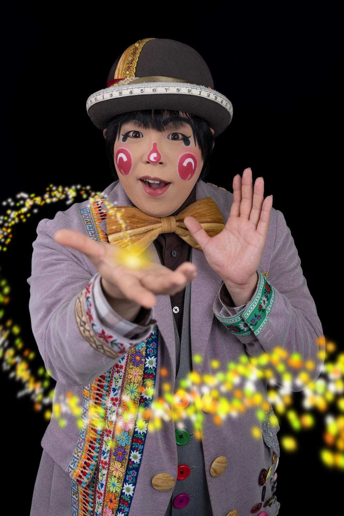ストーリーマジックライブ「魔法使いの頭の中～ひとりのコロボックル～」を開催する魔法使いアキット