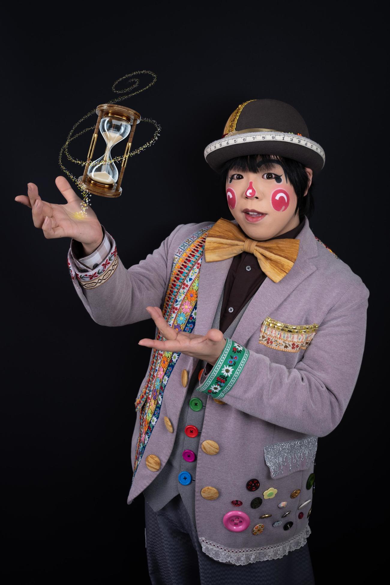 ストーリーマジックライブ「魔法使いの頭の中～ひとりのコロボックル～」を開催する魔法使いアキット