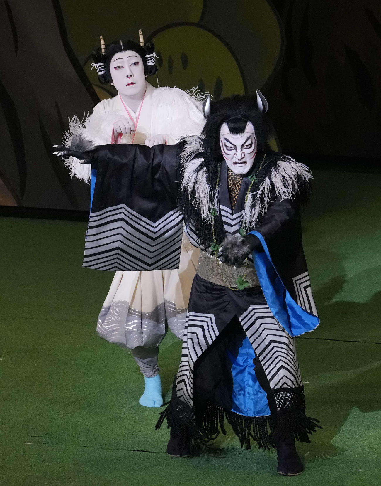 「十二月大歌舞伎」の第1部「あらしのよるに」に出演する尾上菊之助（左）、中村獅童（C）松竹
