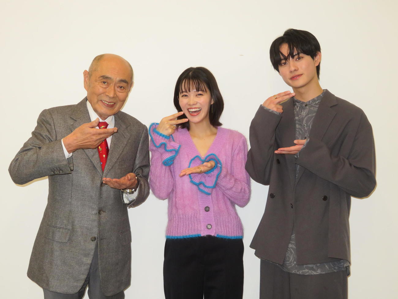 中京テレビのドラマの続編＆全国版「こんなところで裏切り飯～嵐を呼ぶ七人の役員～」に出演する、左から伊武雅刀、志田彩良、前田拳太郎（撮影・村上幸将）