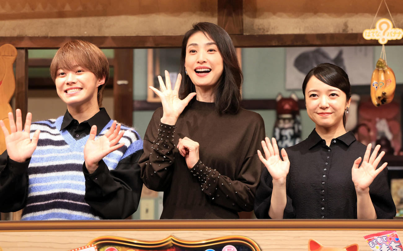 映画「ふしぎ駄菓子屋　銭天堂」完成披露試写会で笑顔でアピールする大橋和也（左）天海祐希（中央）、上白石萌音（撮影・浅見桂子）