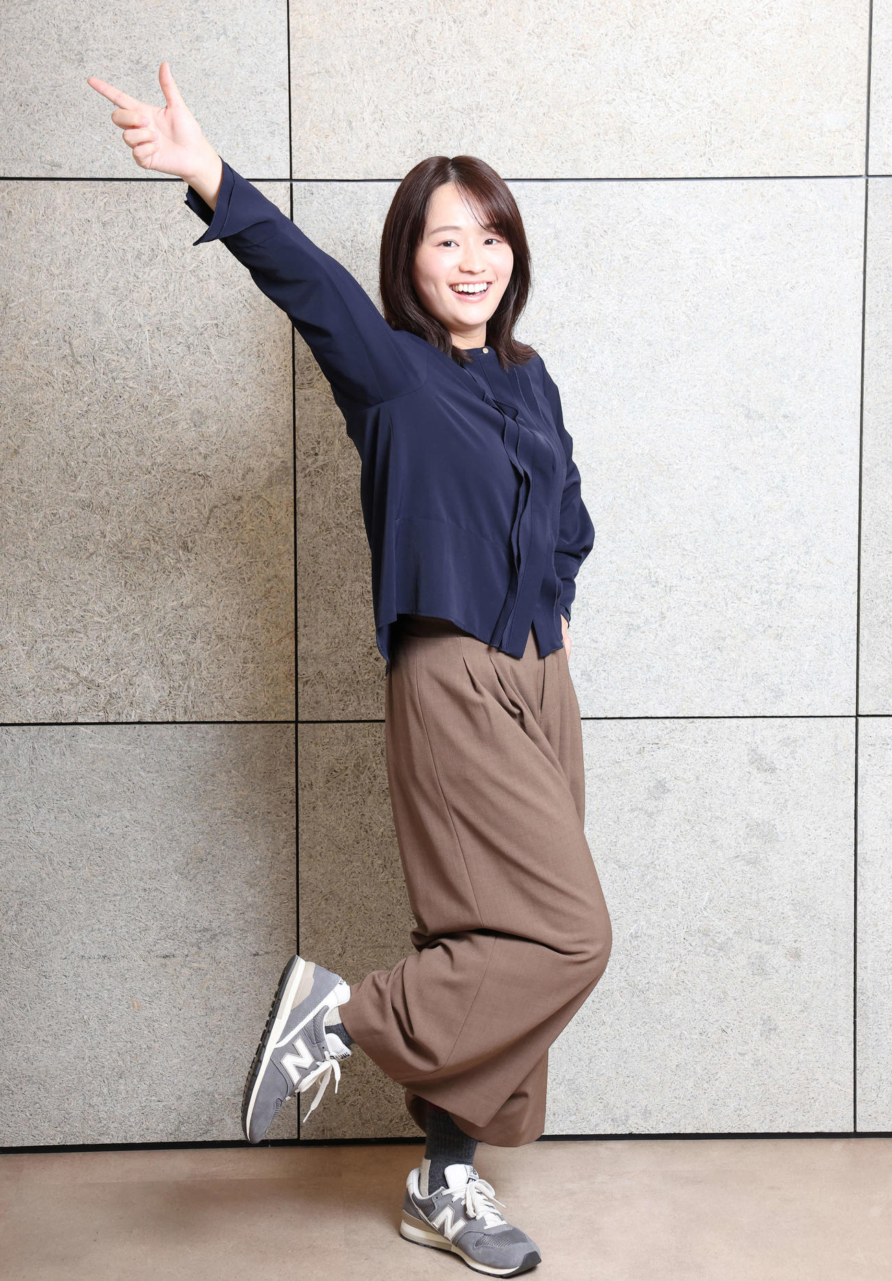 競馬実況デビューするTBS篠原梨菜アナウンサーは得意のダンスでポーズを決める（撮影・宮地輝）