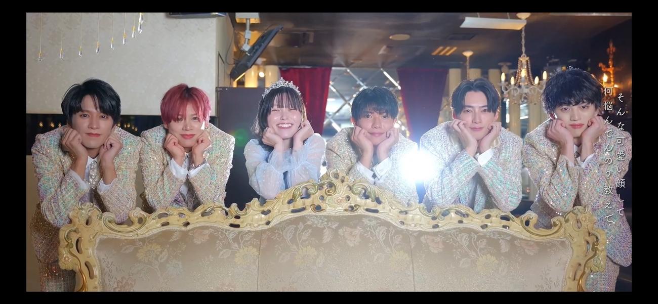 Place OrderのMVに出演する誠子（左から3人目）