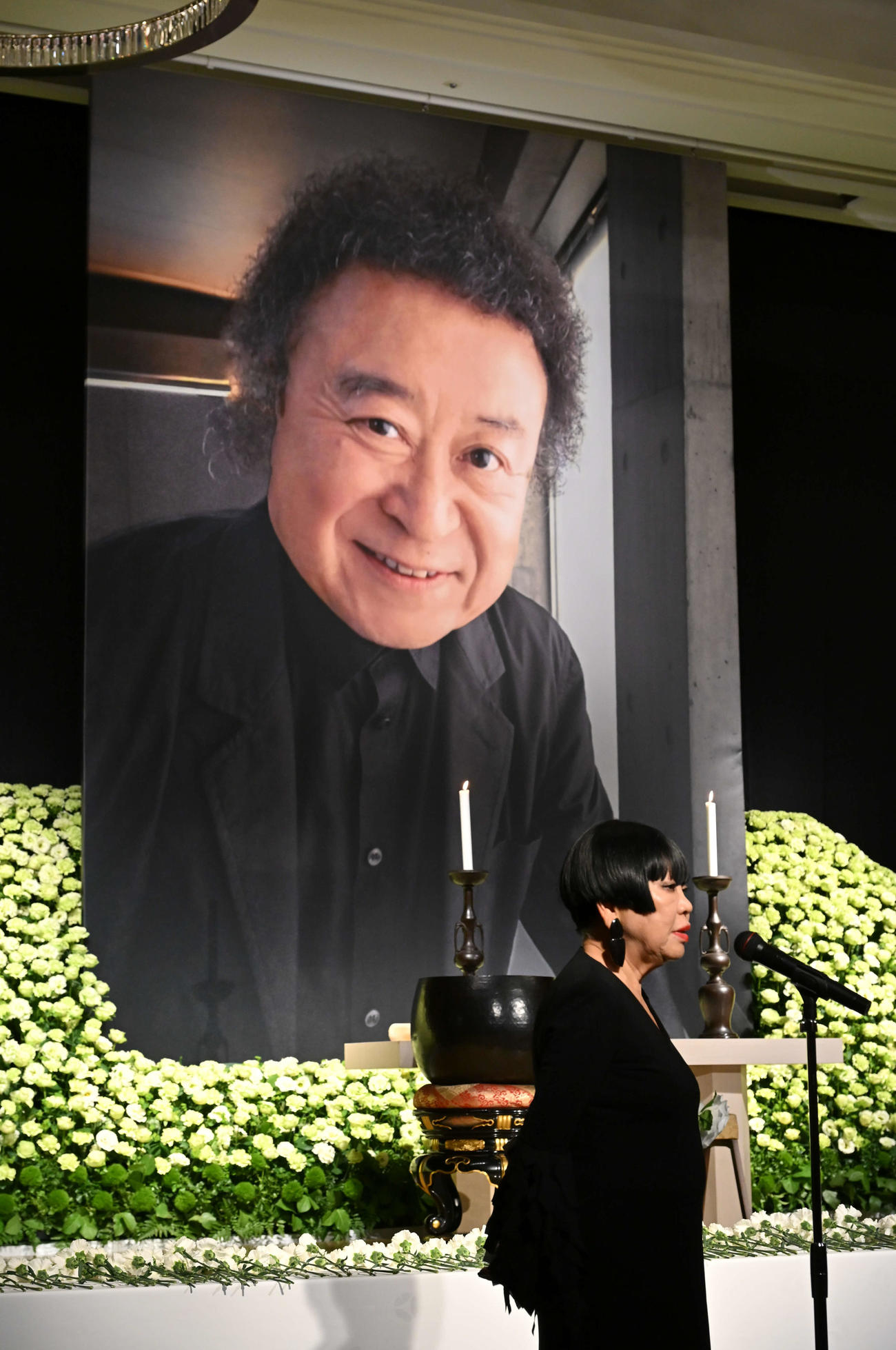 「篠山紀信先生を偲ぶ会」でスピーチするコシノジュンコ氏（C）「篠山紀信先生を偲ぶ会」実行委員会
