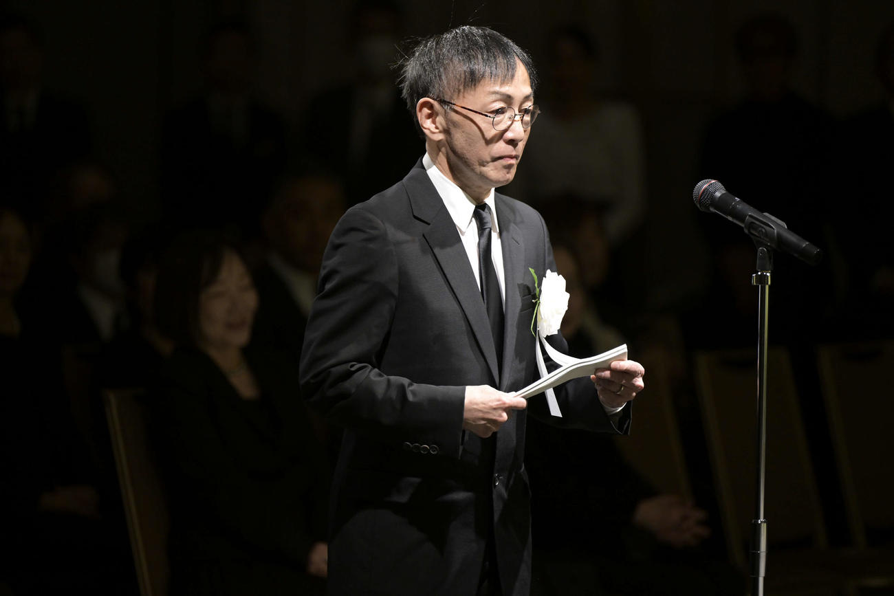 「篠山紀信先生を偲ぶ会」で弔辞を読む野田秀樹（C）「篠山紀信先生を偲ぶ会」実行委員会