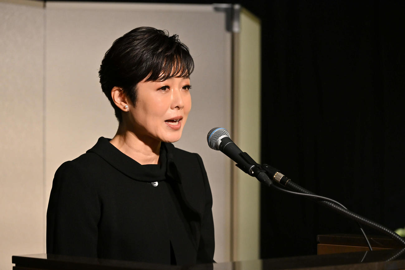 「篠山紀信先生を偲ぶ会」で司会を務める有働由美子（C）「篠山紀信先生を偲ぶ会」実行委員会