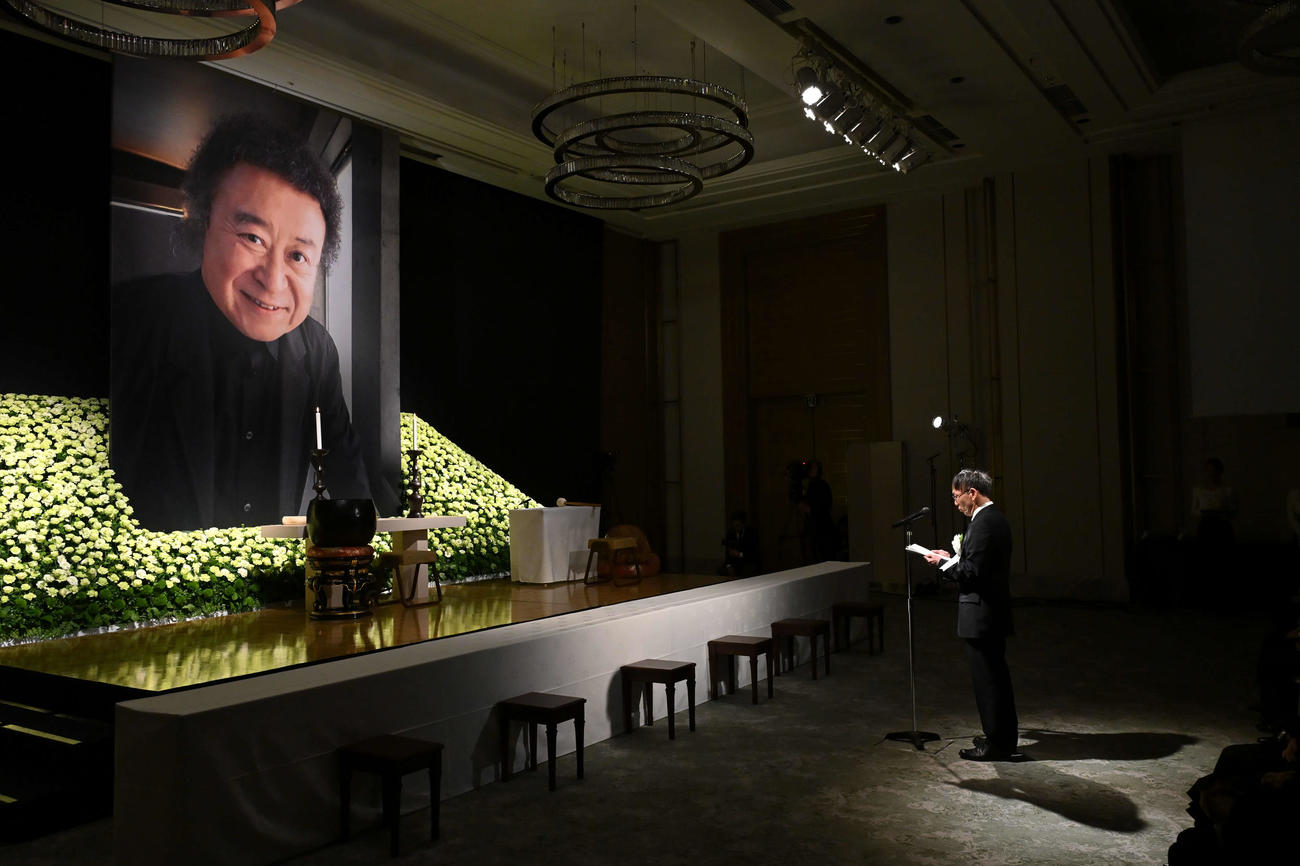 「篠山紀信先生を偲ぶ会」で弔辞を読む野田秀樹氏（C）「篠山紀信先生を偲ぶ会」実行委員会