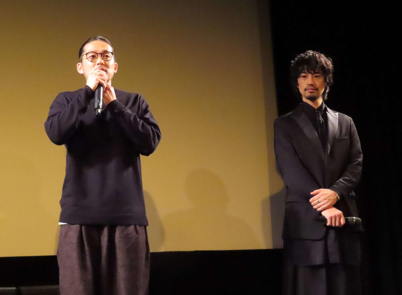 「大きな家」公開直前舞台あいさつに出席した竹林亮監督（左）と斎藤工