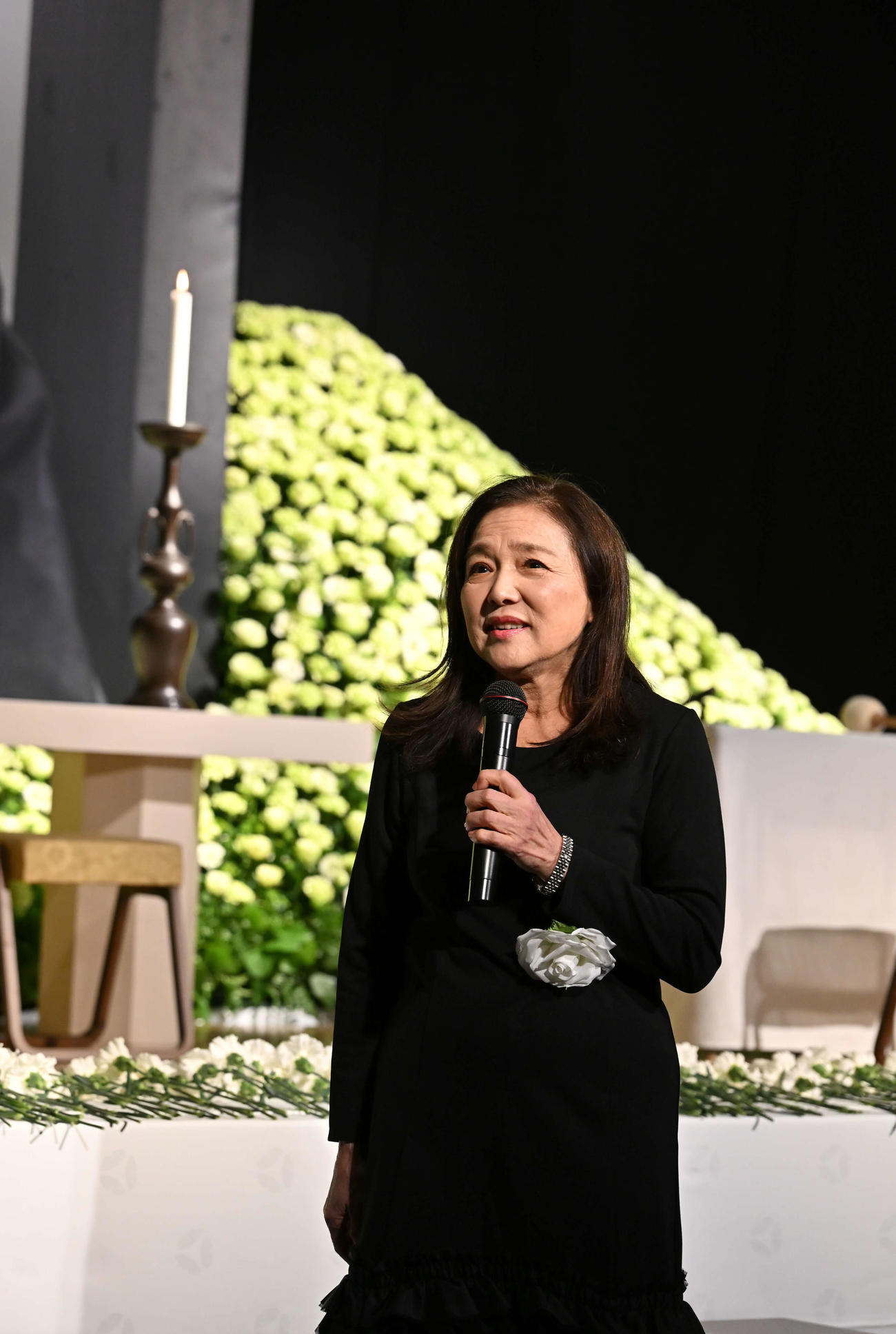 「篠山紀信先生を偲ぶ会」でスピーチする水沢アキ（C）「篠山紀信先生を偲ぶ会」実行委員会