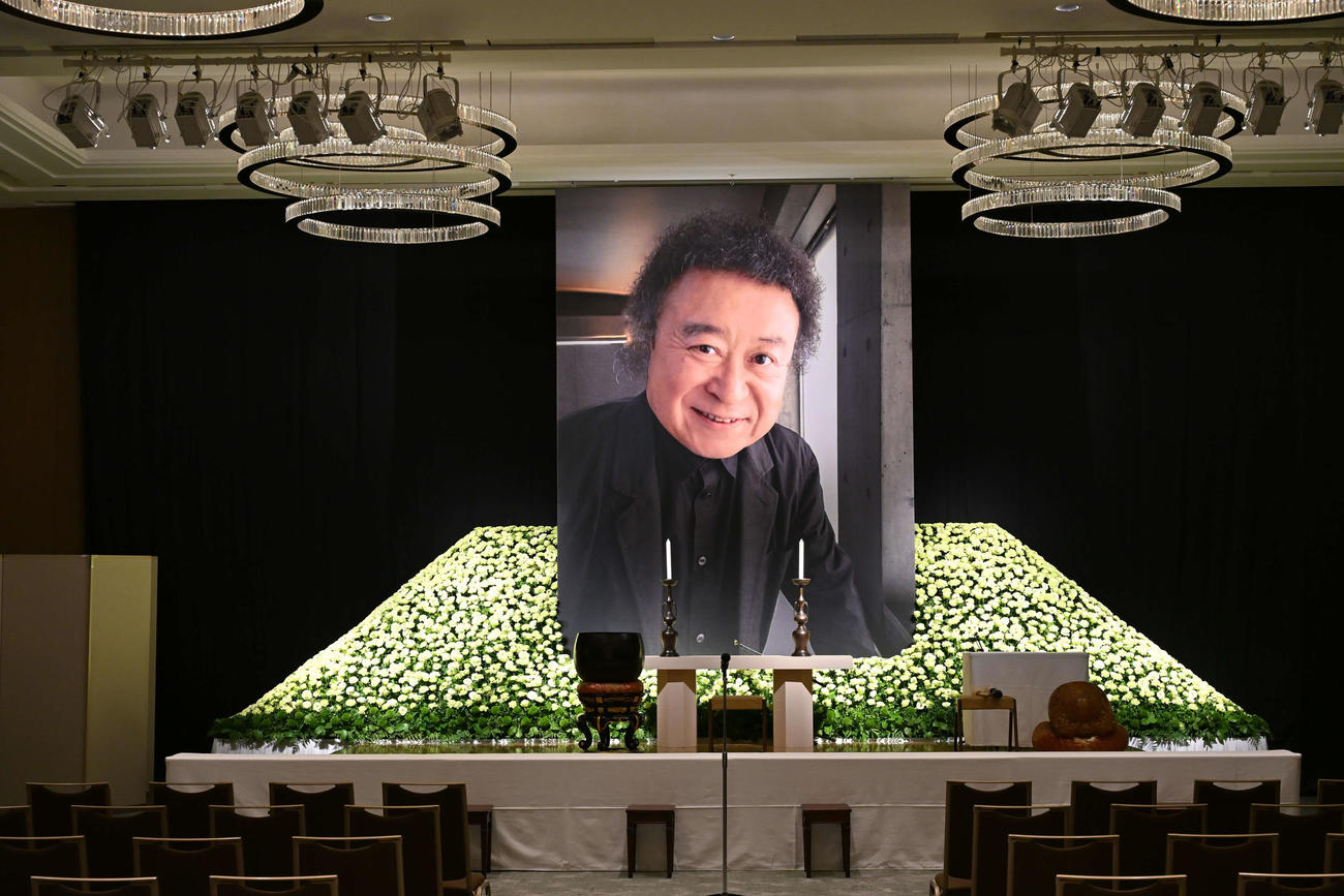 「篠山紀信先生を偲ぶ会」に設置された、篠山事務所で撮影された写真がバラの花に囲まれた祭壇（C）「篠山紀信先生を偲ぶ会」実行委員会