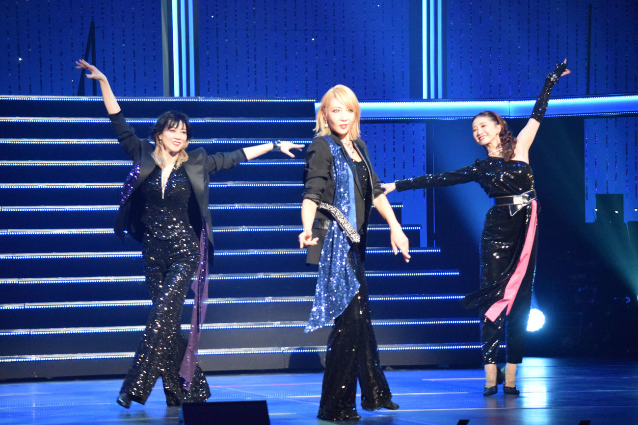 「RUNWAY」のゲネプロで「アシナヨ」を披露する（左から）凰稀かなめ、柚希礼音、夢咲ねね（撮影・阪口孝志）
