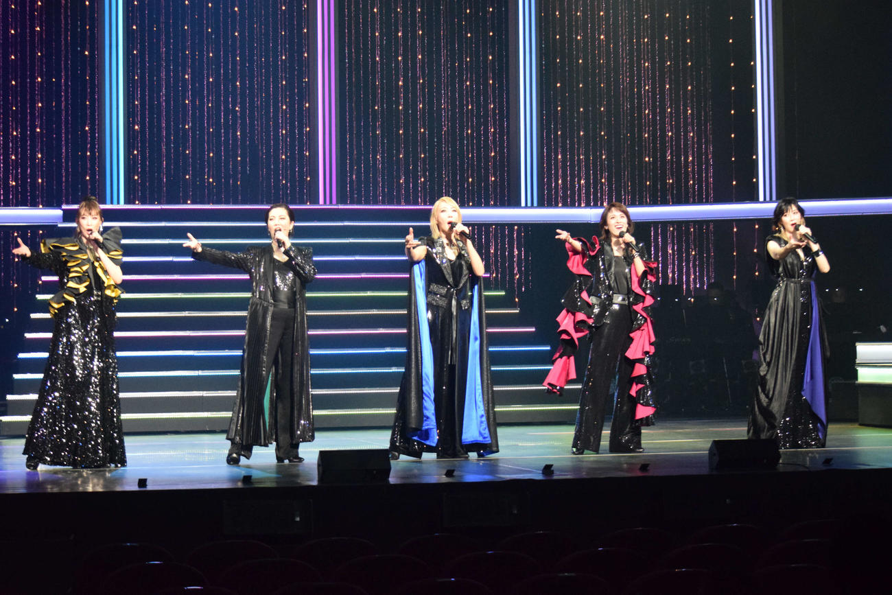 「RUNWAY」のゲネプロに参加した（左から）龍真咲、壮一帆、柚希礼音、蘭寿とむ、凰稀かなめ（撮影・阪口孝志）