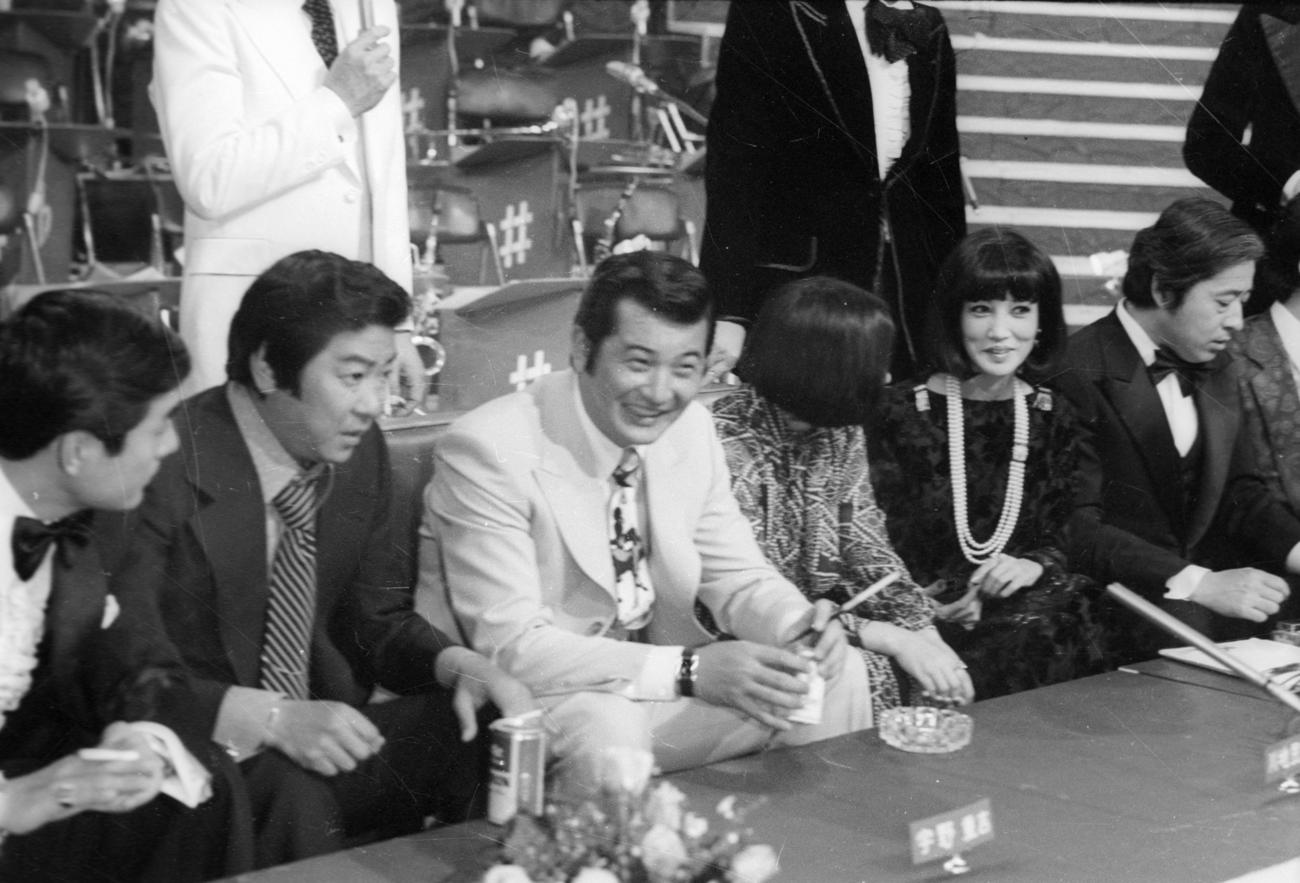 テレビ朝日水曜スペシャル「日活スターこの素晴しき仲間たち」の収録　和やかに談笑する左から高橋英樹、石原裕次郎、小林旭、南田洋子、浅丘ルリ子、長門裕之（1977年4月撮影）
