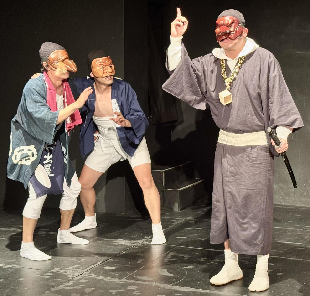 「落語deコメディア『禁酒番屋と平林』」の通し稽古で　大酒飲みの侍・平林役を熱演する生島勇輝(右端）