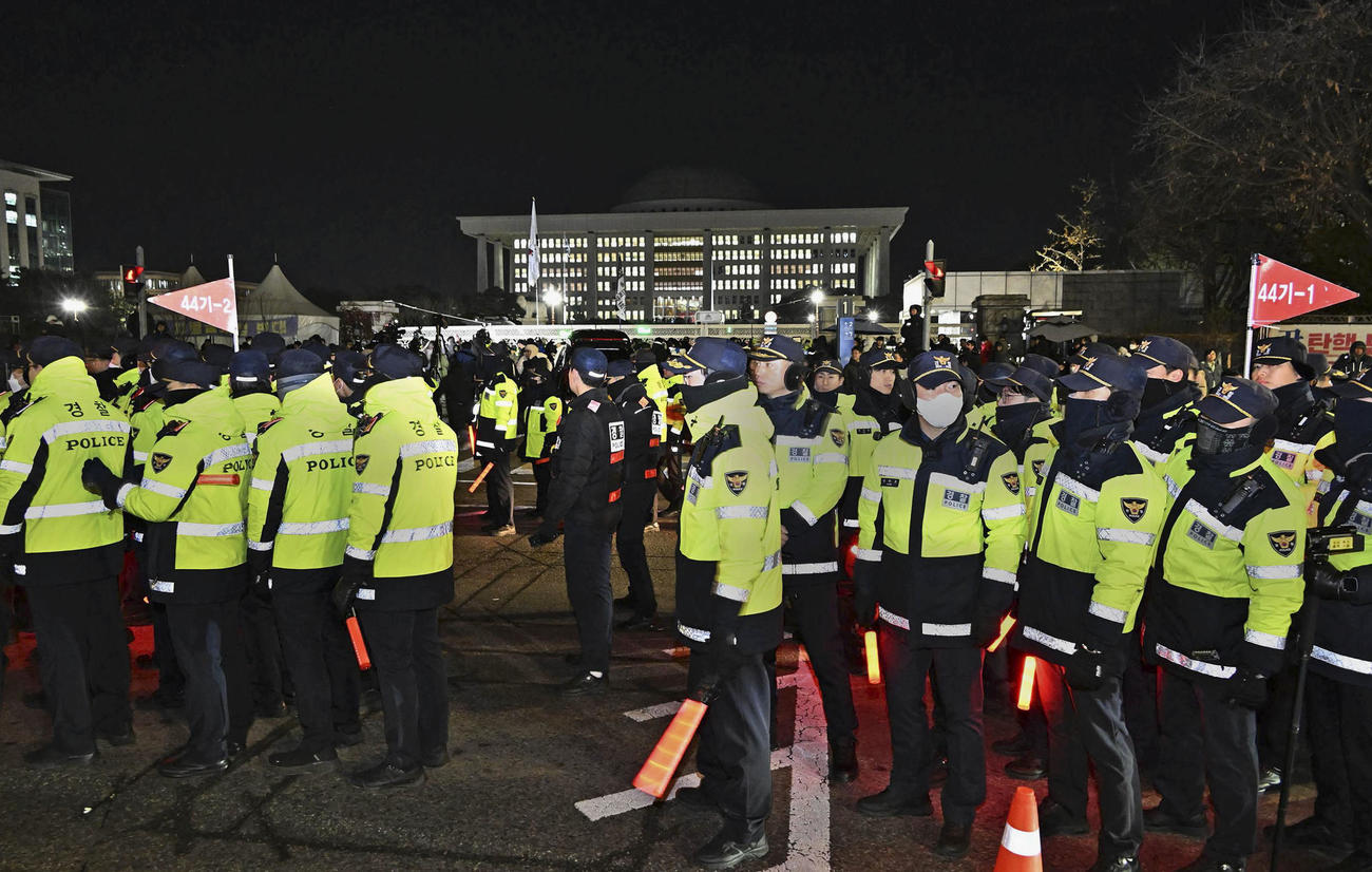 4日、韓国の尹錫悦大統領による非常戒厳宣布を受け、ソウルの国会周辺を警備する警察隊（共同）