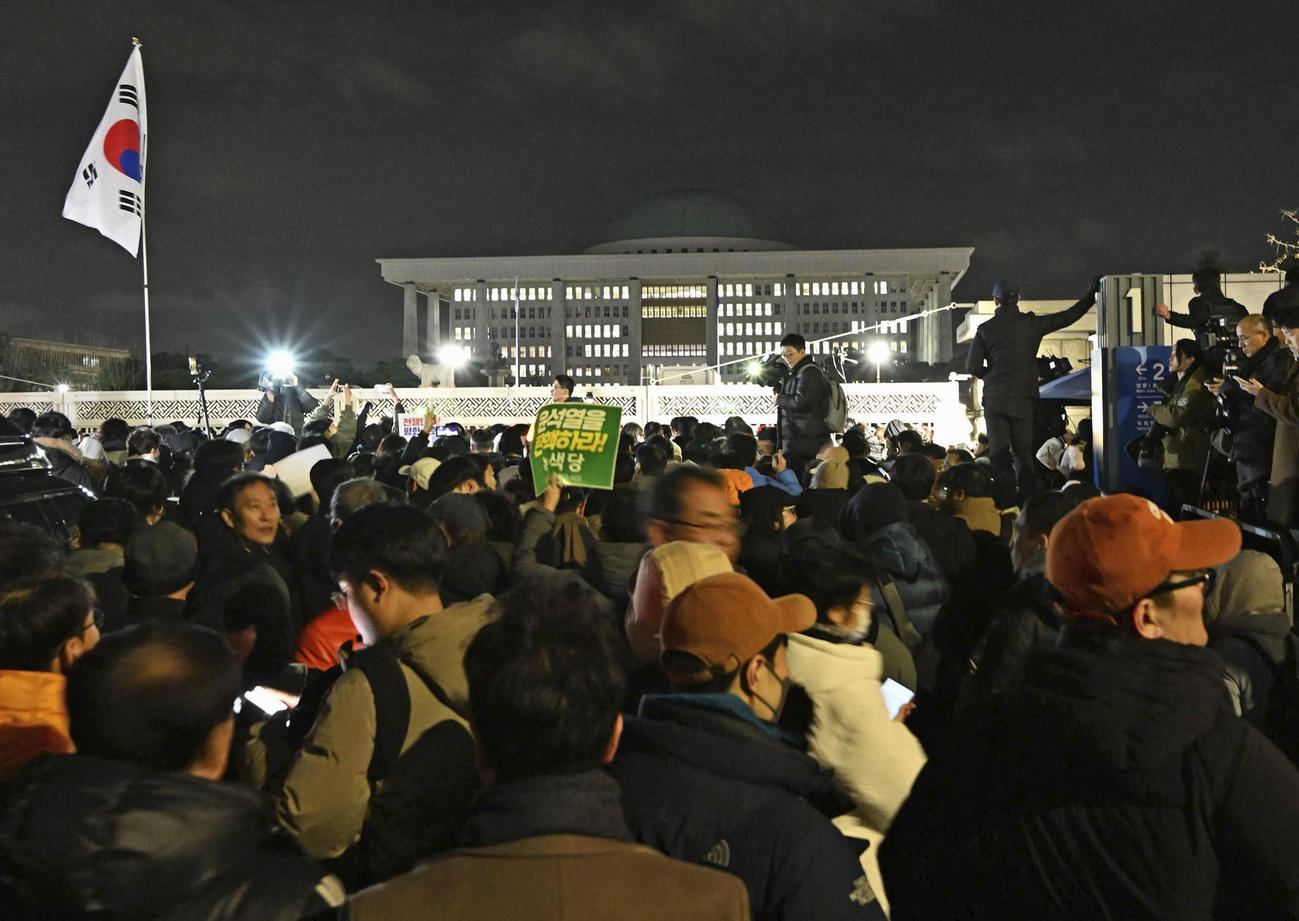 4日、韓国の尹錫悦大統領による非常戒厳宣布に反発し、ソウルの国会周辺に殺到した人々（共同）