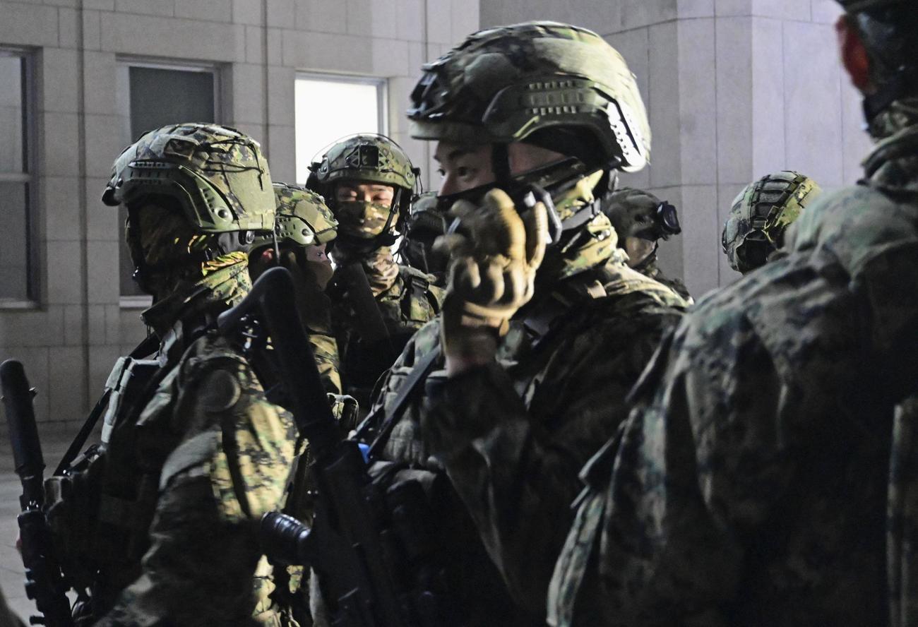 4日、ソウルの韓国国会敷地内を移動する軍人ら（共同）