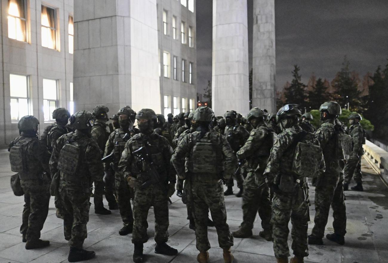 4日、ソウルの韓国国会本館前に集まる軍人ら（共同）