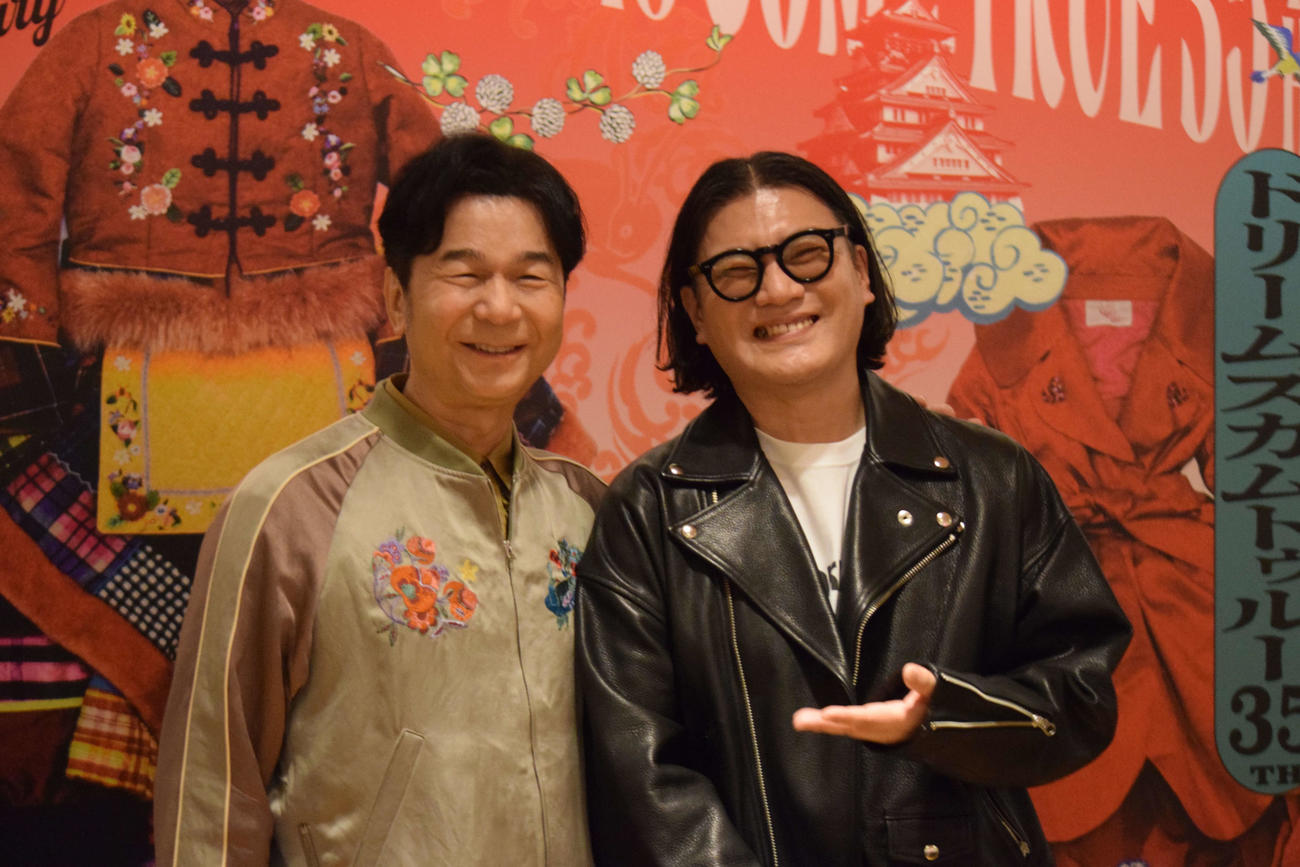 「大衣装展覧会」オープニングトークイベントに出席したドリカム中村正人（左）と丸山敬太氏（撮影・阪口孝志）