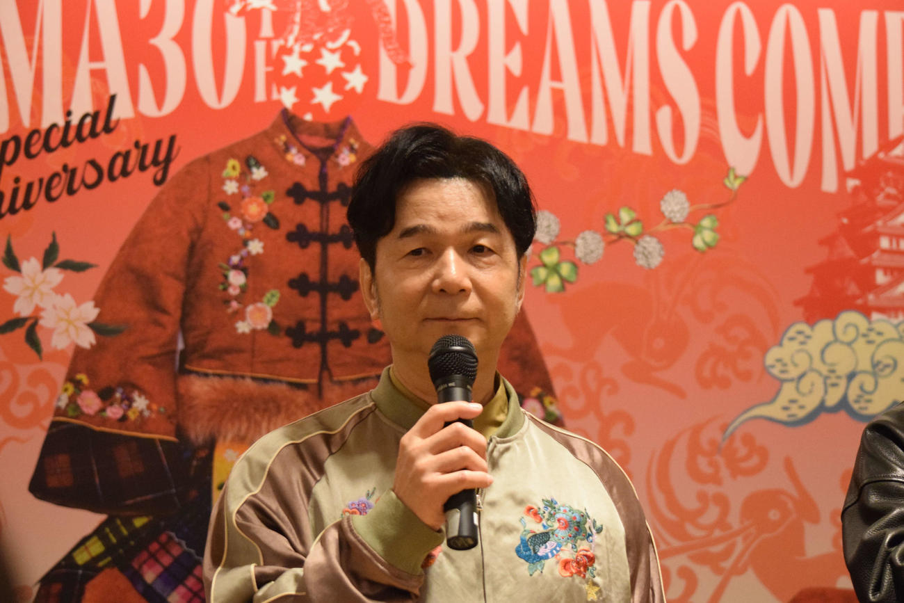 「大衣装展覧会」オープニングトークイベントに出席したドリカム中村正人（撮影・阪口孝志）