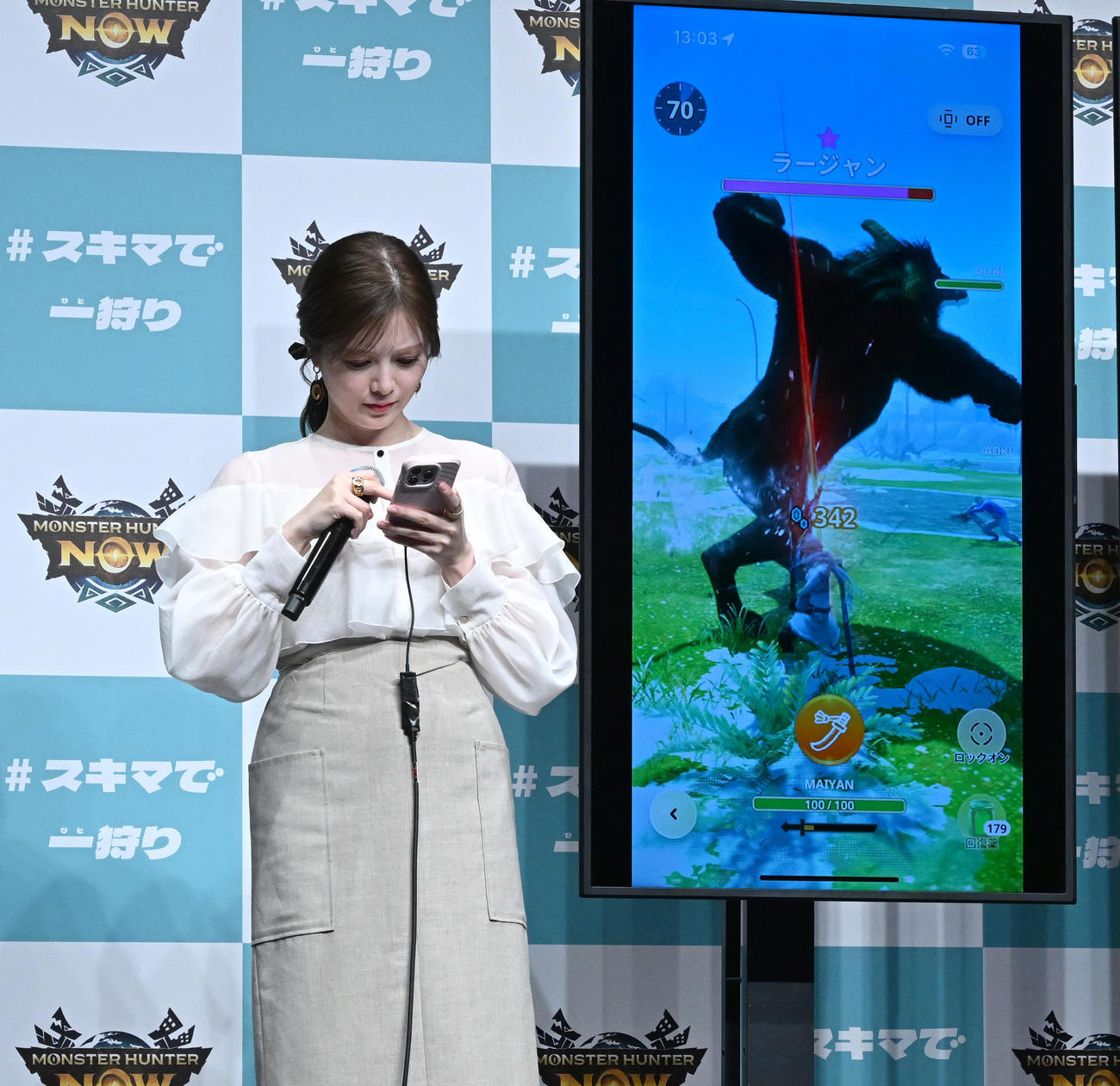 「モンスターハンターNow」の新CM発表イベントでゲームに挑戦する白石麻衣（撮影・千葉一成）