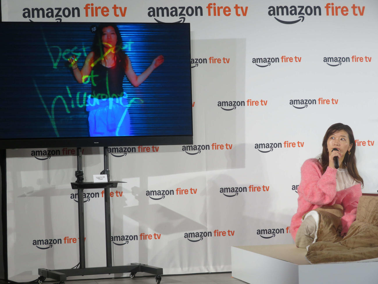 Amazon Fire TV「令和のお茶の間復活記念　家族で推し活」発表会で、自身の単独ライブの映像を見るヒコロヒー（撮影・村上幸将）