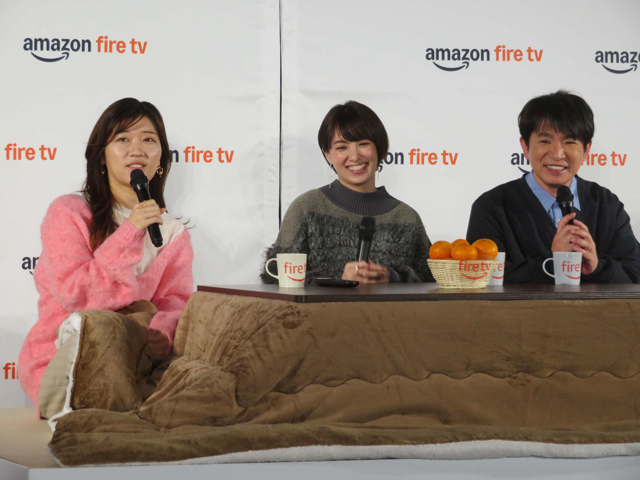 Amazon Fire TV「令和のお茶の間復活記念　家族で推し活」発表会で、こたつを囲む、左からヒコロヒー、南明奈と濱口優夫妻（撮影・村上幸将）
